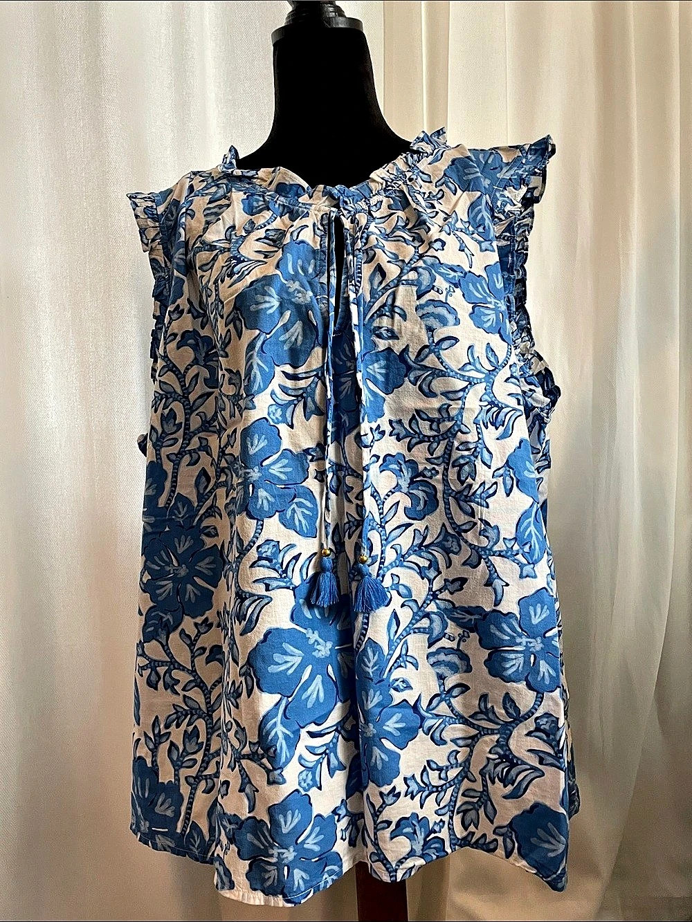 Vineyard Vines Adare Double Ruffle Top
In Blue Hibiscus Print Size 3X